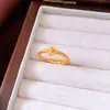 Anillo Cerrado de Cruz Dorado Real Electroplateado Arena Dorada, Diseño Vintage Estilo Palacio, Anillo para Dedo Índice, Anillo de Lujo Ligero de Alta Gama