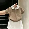 Conjunto de verano 2026 para niñas estilo coreano: top fino de punto con bloques de color en estilo vintage y cuello polo de manga corta, y falda blanca para niñas