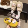 Pantufas de algodão com laço fofo, adoráveis e femininas, design felpudo, novo estilo 2026, pantufas de desenho animado Hello Kitty para mulheres, solado grosso, adequadas para outono e inverno