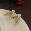 Diseño Pendientes de Perla Cola de Pez Plisados para Mujer Pendientes Elegantes de Lujo Ligero 2024 Nuevos Pendientes Únicos de Nicho Pendientes