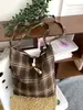 Bolso Cruzado de Hombro de Cuadros Retro Nuevo Otoño/Invierno 2026, Bolso Tote de Estilo Mori Artístico Perezoso para Viajes de Negocios de Mujeres