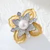 Nuevo Broche de Lujo Ligero de Gama Alta Bicolor Estrella Dorada Trébol de Cuatro Hojas con Circonita Incrustada de Cobre y Perla de Agua Dulce Exquisito Pin Accesorio para Ropa
