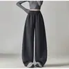 Calça de moletom cinza nova de outono com perna curva para mulheres 2026, apresentando um design casual, de cintura alta, afunilado e de perna larga relaxada