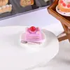 Miniatura de resina para brincar de comidinha bolo de morango tridimensional cola de creme material diy acessórios de resina acessórios para casa de criança