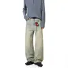 Calça jeans masculina larga, lavagem preto e cinza desgastada, cintura alta, corte solto, comprimento até o chão, retrô, modeladora, única e moderna.