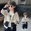 Chaqueta de etiquetas retro para primavera y otoño 2026 nueva moda genial estilo callejero cárdigan top para niños y bebés