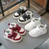 Tênis infantil de cano alto estilo coreano, novo estilo primavera 2026, sapatos esportivos casuais antiderrapantes para meninos e meninas.