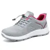 Sapatos Masculinos 2026 Verão Novo Malha Respirável Sapatos para Caminhada Casuais Confortáveis Tênis Versáteis Leves para Uso Externo Masculino
