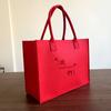 Bolsa de fieltro al por mayor de alta gama, Bolsa roja gruesa de regalo con diseño hueco y botón de presión de fieltro, Bolso de mano de moda para souvenirs, Hecho a mano