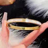 Nuevo brazalete de concha de fritilaria blanca con tres diamantes para mujer, acero de titanio no descolorante en oro rosa, de alta gama, simple, versátil, a la moda.