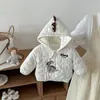 Conjunto de otoño e invierno para bebé niño, conjunto de tres piezas con chaqueta con capucha acolchada de dinosaurio y pantalones, elegante y a la moda, ropa cálida para salir