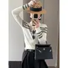 Camiseta de tricô com listras contrastantes estilo francês e decote V para mulheres, estilo old money de outono, corte justo, amigável à pele, ombro regular, manga longa