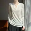 Camiseta Branca de Ombro Reto com Manga Longa para Mulheres, Novo Estilo de Moda 2026, Camisa Básica Versátil, Top Único e Bonito