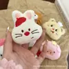 Fofo desenho animado KT gatinho de pelúcia pingente coelho broche cachecol meias acessórios chinelos chapéu acessórios de vestuário