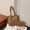 Bolsa Feminina de Camurça 2025 Nova Vintage Versátil Bolsa de Ombro com Rebites para Aula e Deslocamento Bolsa Tote