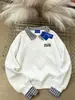 Sudadera de peso pesado estilo High-Street relajado, imitación de dos piezas con cuello polo para mujer, versátil y adelgazante, adecuada para ir al trabajo, Otoño/Invierno 2025