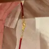 Nuevo Pulsera de Peces Koi Dorados Cepillados Estilo Chino para Mujer, Diseño de Nicho de Lujo Ligero con un Toque de Alta Gama, Presentando un Cordón Rojo de la Suerte y una Moneda que Simboliza la Prosperidad