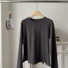 Camada Base Essencial para o Início da Primavera: Camiseta Básica Versátil de Algodão com Manga Longa e Gola Redonda Feminina, Adequada para Usar em Camadas e Uso Prolongado