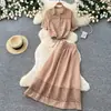 Conjunto de Duas Peças Dopamine Red com Renda Vazada Camisa e Meia Saia para Mulheres Estilo Verão para o Trabalho Fato Emagrecedor 2026 Novo Estilo