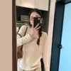 Blusa de Verão Fina com Proteção Solar, Manga Longa, Corte Solto e Versátil, Decote V Relaxado, Estilo "Old Money", Feita de Lyocell e Linho para Mulheres