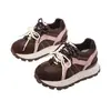 Zapatillas gruesas retro populares para viajar para mujer, novedad popular otoño 2026, zapatos casuales blancos de suela gruesa que aumentan la altura
