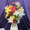 Flor de simulación de lirio pequeño de tres cabezas, diseño de auditorio de boda, guía de camino, flor alta, decoración de salón de banquetes, venta al por mayor de fábrica