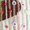 Borda de renda de juta tecida à mão com pequenas decorações de margarida e morango, adequada para chapéus de palha DIY, acessórios de cabelo e enfeites de roupas.
