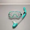 Conjunto de snorkel para adultos: inclui uma máscara e um snorkel. O snorkel é um snorkel seco feito de silicone, e a máscara é projetada para snorkeling.