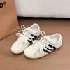 Zapatillas de entrenamiento alemanas de imitación de cuero con doble cordón para mujer, zapatillas blancas, nuevo modelo otoño 2026, versátiles y ligeras, zapatillas deportivas casuales