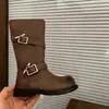 Coleção Nova de Inverno 2026: Botas Cano Alto de Metal Retrô com Fivela Dupla e Forro de Lã para Meninas, Botas de Couro para Motocicleta Cano Alto Estilo Britânico para Crianças