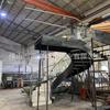 Fabricantes de Foshan design gratuito estrutura de aço escada rotativa degrau de mármore de alta qualidade guarda-corpo de vidro escada giratória