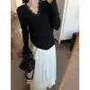 Top de punto sexy con V y manga larga, con encaje en contraste, para mujer, primavera y otoño 2025, camiseta básica única y sutilmente elegante