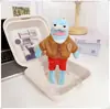 La ropa de los residentes de Bikini Bottom incluye peces geniales, peces flácidos, peces que se extienden planos, colgantes, llaveros, accesorios, monos y pantalones.