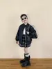 Outono 2026 Novo Estilo Coreano Roupas Infantis Jaqueta de Couro Preta Retrô para Meninas Jaqueta de Couro Macio com Gola Reversível Jaqueta de Couro PU