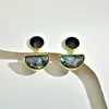 Brincos Modernos de Concha de Abalone em Meio Círculo para Mulheres, Brincos de Ventilador de Luxo Leve de Alta Qualidade com Esmalte Preto, Brincos de Design de Nicho para Mulheres