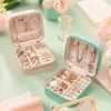 Caja de almacenamiento a prueba de polvo para joyas, estilo caja de almacenamiento para pendientes, accesorios para manos, collares, anillos, caja mini pequeña modelo nuevo