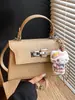 Bolso de Mano Cuadrado Pequeño Elegante de Alto Valor Transfronterizo para Mujer, Nuevo Modelo 2026, Simple y Chic, Adecuado para el Trabajo y los Desplazamientos, Bolso de Hombro y Cruzado