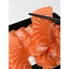 Sashimi de Salmón Fresco Refrigerado Cortado del Mismo Día, Salmón del Atlántico, Sashimi de Pescado Crudo Fresco Plato de Sushi
