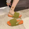 Sandalias peludas de suela gruesa y punta abierta 2026 moda estilo coreano sandalias de exterior con forro de felpa, modelo nuevo con tira trasera, color beige peluche