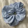 Estilo Coreano Tecido Fresco Listrado Azul e Branco Elástico de Cabelo de Intestino Grosso Clássico para o Trabalho Versátil Corda de Cabelo para Rabo de Cavalo Acessórios de Cabelo Novo Estilo