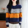 Cárdigan suéter de rayas color block estilo coreano, un nuevo diseño de otoño/invierno para mujer, una prenda exterior corta de punto súper elegante que proporciona calor