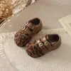 Sapatos de couro retrô com bico dividido, nova coleção primavera/outono 2026, sapatos femininos estilo coreano com detalhes de fivela, sapatos Mary Jane de sola macia