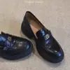 Mocassins de Couro~Camélia com Solado Grosso para Mulheres 2025 Novo Estilo Couro Genuíno Retro Slip-On Sapatos de Couro Estilo Britânico