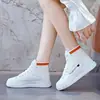 Tênis de cano alto, leves e confortáveis, para mulheres, nova coleção outono/inverno 2026, sapatos casuais versáteis, tênis brancos, forrados com fleece para aquecimento, sapatos de algodão