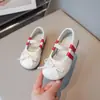 Sapatos pequenos de couro versáteis e leves com alça elástica, estilo coreano, para meninas, outono 2026, sapatos de princesa prateados da moda para apresentações