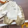 Nuevo Conjunto de Tres Piezas de Suéter Otoño 2026 para Niños, Conjunto Versátil Casual Lindo de Chaleco Tejido y Pantalones Cargo para Primavera y Otoño