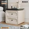 Mesita de noche usada para dormitorio en casa, modelo nuevo 2026, color crema, lujo ligero, sensación de alta gama, pequeño armario de almacenamiento de mesita de noche de madera maciza
