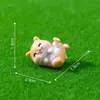 Nuevas figuras de paisaje en miniatura, con 12 diseños diferentes de animales pequeños. Estas adorables figuritas de animales de dibujos animados están hechas de resina y son perfectas para paisajes en miniatura.