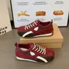 Zapatillas de cordones para mujer, nuevo estilo europeo, 2026 otoño, zapatillas deportivas casual vintage, zapatillas de entrenamiento alemanas de suela gruesa, tela roja