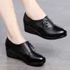 Zapatos casuales de cuero con tacón de cuña para mujeres de mediana edad y mayores, nueva colección otoño 2026, modernos y versátiles, elegantes zapatos de madre